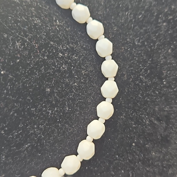 Vintage Elegant White Milk Glass Beaded Necklace - Picture 2 of 4